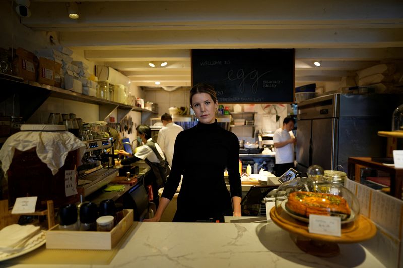 © Reuters. Camden Hauge, who owns the Egg cafe, poses in her cafe in central Shanghai, following the coronavirus disease (COVID-19) outbreak in Shanghai, China, November 16, 2022. REUTERS/Aly Song