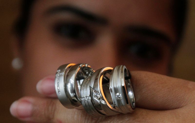&copy; Reuters. FILE PHOTO: A saleswoman displays platinum rings for the camera at a jewellery showroom in New Delhi April 17, 2012. REUTERS/Parivartan Sharma/File Photo