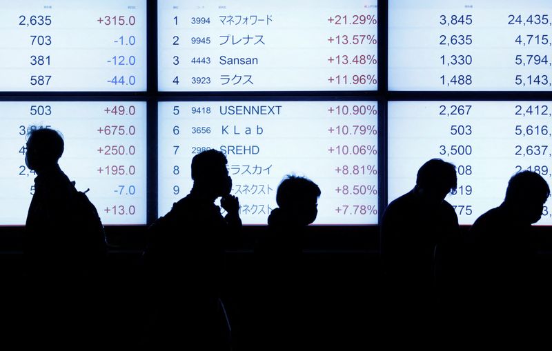 &copy; Reuters. شاشة تداول تعرض مؤشرات الأسهم اليابانية خارج مكتب سمسرة في طوكيو يوم 18 أكتوبر تشرين الأول 2022. تصوير: إيسي كاتو -رويترز.