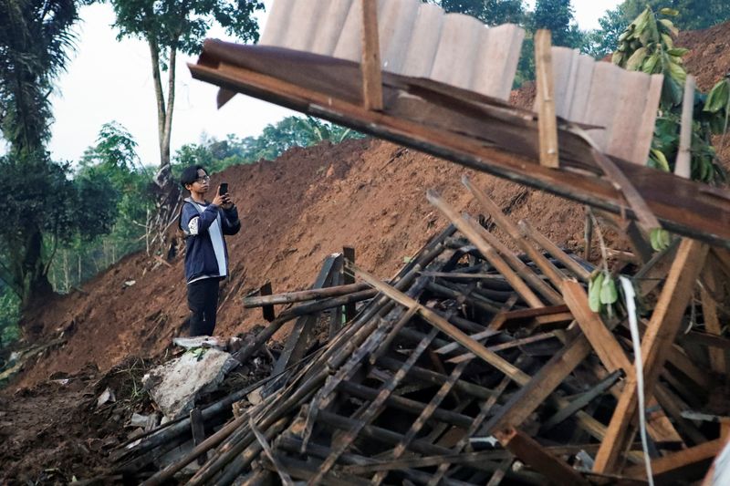 &copy; Reuters. منزل لحقت به أضرار نتيجة زلزال ضرب بلدة بإقليم جاوة الغربية في إندونيسيا يوم الثلاثاء.