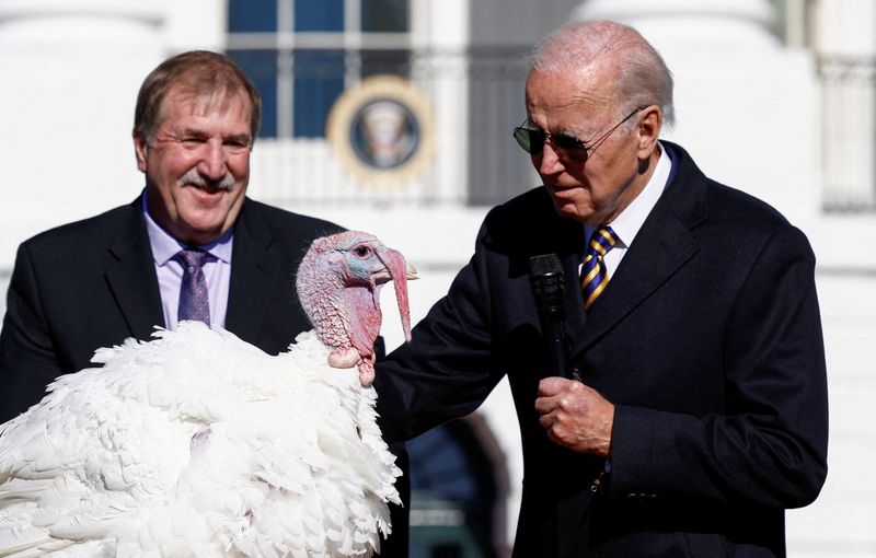 © Reuters. U.S. President Joe Biden speaks as he pardons the National Thanksgiving Turkey, in the annual ceremony on the South Lawn of the White House in Washington, U.S., November 21, 2022. REUTERS/Evelyn Hockstein     