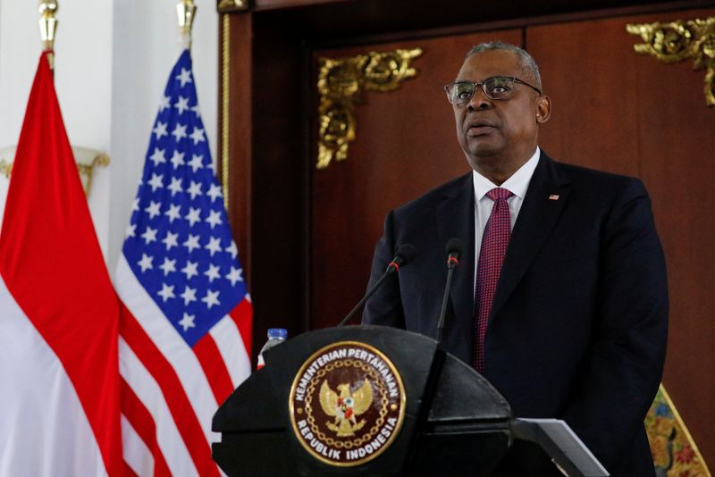 &copy; Reuters. U.S. Defense Secretary Lloyd Austin speaks during a joint news conference with Indonesia's Defense Minister Prabowo Subianto (not pictured), following their meeting in Jakarta, Indonesia, November 21, 2022. REUTERS/Willy Kurniawan/Pool