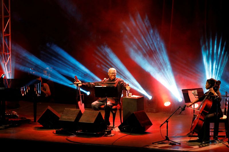 &copy; Reuters. FOTO DE ARCHIVO-El músico cubano Pablo Milanes actúa en un concierto en La Habana, Cuba. 21 de junio de 2022. REUTERS/Alexandre Meneghini