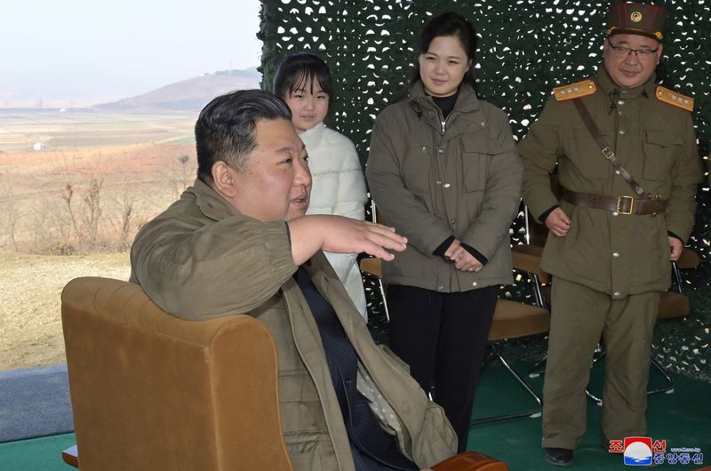 &copy; Reuters.  １１月２２日、    金正恩朝鮮労働党総書記が突然、大陸間弾道ミサイル（ＩＣＢＭ）発射実験の現地指導に娘を伴って現れたことで、娘を後継者と目しているのではないかとの臆測が広が