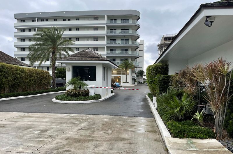 © Reuters. View of the entrance to the condominium complex ONE Cable Beach, a beachfront residence in New Providence, Bahamas, November 18, 2022. REUTERS/Koh Gui Qing