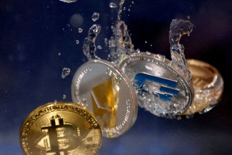 &copy; Reuters. FILE PHOTO: Representations of cryptocurrencies plunge into water in this illustration taken, May 23, 2022. REUTERS/Dado Ruvic/Illustration