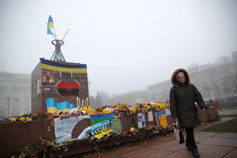 &copy; Reuters. Una mujer pasa por delante de una estatua en la plaza central tras la retirada militar rusa de Jersón, Ucrania, 21 de noviembre de 2022. REUTERS/Murad Sezer
