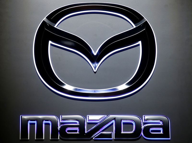 &copy; Reuters. Il logo di Mazda Motor durante una conferenza stampa a Tokyo, Giappone, 8 agosto 2017.   REUTERS/Kim Kyung-Hoon