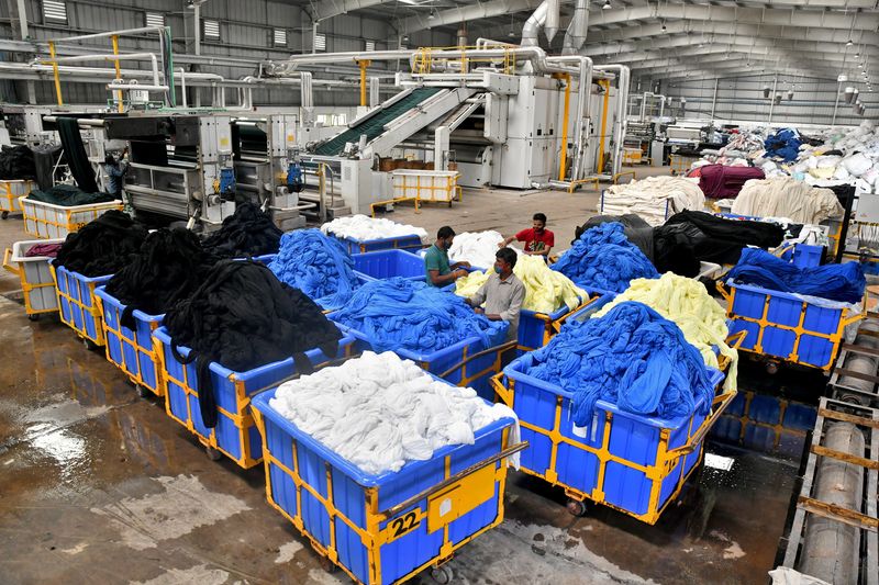 &copy; Reuters. FILE PHOTO: Workers sort washed and dyed garments stacked in carts at a textile factory of Texport Industries in Hindupur town in the southern state of Andhra Pradesh, India, February 9, 2022. Picture taken February 9, 2022. REUTERS/Samuel Rajkumar