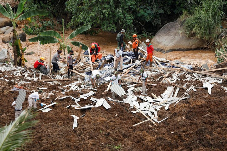&copy; Reuters. 　インドネシア西ジャワ州のチアンジュール付近で２１日発生した地震の死者は２５２人となった。写真は２２日、チアンジュールで撮影（２０２２年　ロイター／Ajeng Dinar Ulfiana）