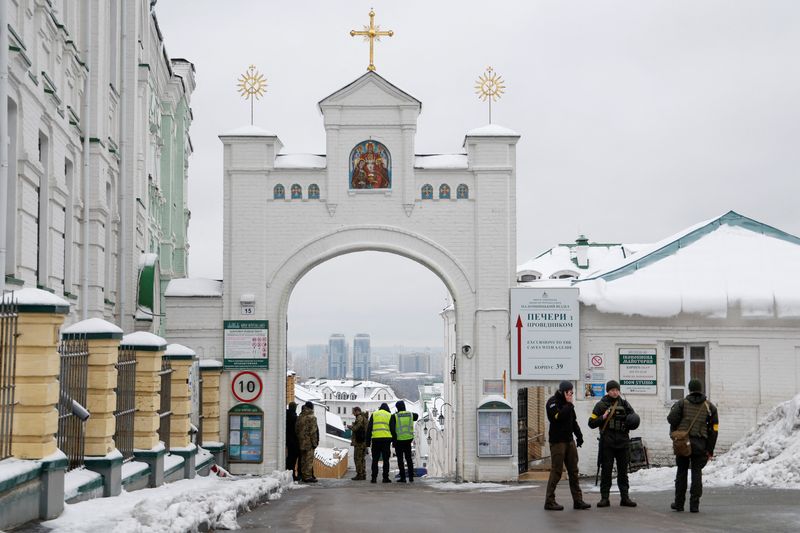 &copy; Reuters. La police et les services de renseignement ukrainiens à l'entrée du monastère de Kyiv-Petchersk. /Photo prise le 22 novembre 2022/REUTERS/Valentyn Ogirenko