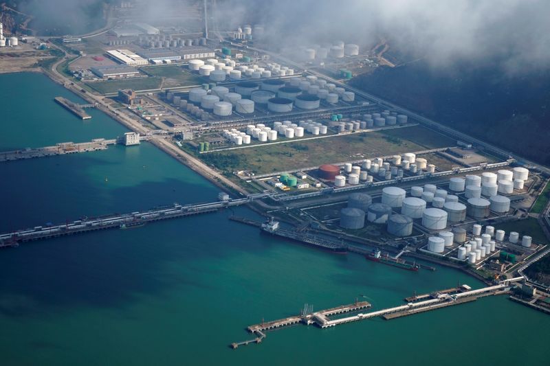 &copy; Reuters. Des réservoirs de pétrole et de gaz dans le port de Jiuzhou. /Photo d'archives/REUTERS/Aly Song