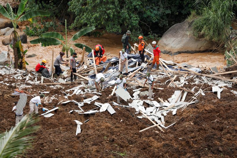 &copy; Reuters. Miembros de rescate de Indonesia evacuan a personas del lugar donde se ha producido un deslizamiento de tierra causado por el terremoto en Cugenang, Cianjur, provincia de Java Occidental, Indonesia, 22 de noviembre de 2022. REUTERS/Ajeng Dinar Ulfiana