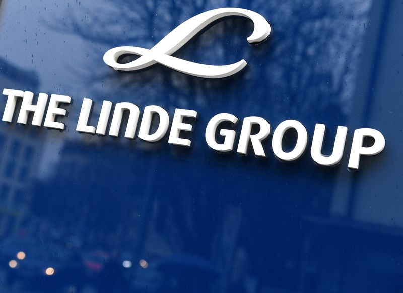 &copy; Reuters. FILE PHOTO: Linde Group logo is seen at company building before the annual news conference in Munich, Germany March 9, 2017. REUTERS/Lukas Barth/File Photo