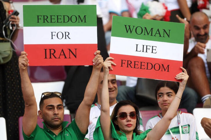 &copy; Reuters. Hinchas de Irán muestran carteles con la leyenda "Libertad en Irán" y 'Libertad para la vida de las mujeres" antes del partido del Mundial entre Inglaterra e Irán en las gradas del Khalifa International Stadium, Doha, Qatar. 21 noviembre 2022. REUTERS/
