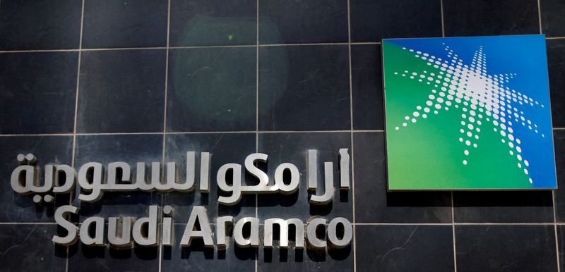 &copy; Reuters. شعار شركة أرامكو السعودية على مقر الشركة في الظهران بصورة من ارشيف رويترز.
