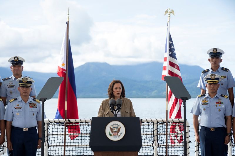 &copy; Reuters. نائبة الرئيس الأمريكي كاملا هاريس تلقي خطابا على متن سفينة لخفر السواحل الفلبينية خلال زيارتها لجزيرة بالاوان في خليج بويرتو برنسيسا في ال