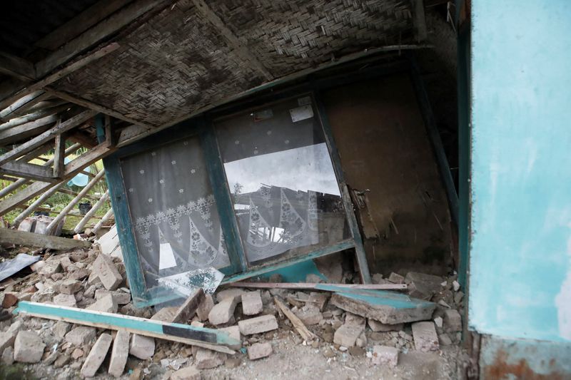 &copy; Reuters. Une maison endommagée après le séisme qui a frappé lundi la ville de Cianjur, en Indonésie. /Photo prise le 22 novembre 2022/REUTERS/Ajeng Dinar Ulfiana