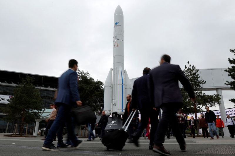 &copy; Reuters. أشخاص يسيرون بجوار نموذج لصاروخ يحمل شعاري شركة أريان سبيس الأوروبية ووكالة الفضاء الأوروبية في باريس يوم 20 سبتمبر أيلول 2022. تصوير:  باسكال 