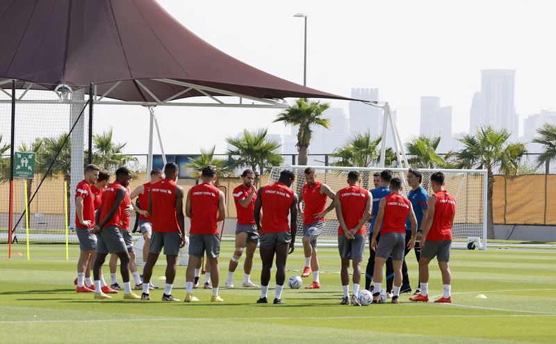 &copy; Reuters. Jogadores e comissão técnica da Suíça durante treino em Doha, no Catar
18/11/2022 REUTERS/Suhaib Salem