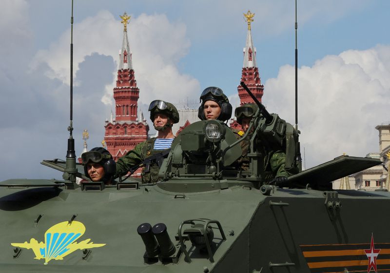 © Reuters. FILE PHOTO: Russian service members are seen atop of an armoured vehicle during a military parade on Victory Day, which marks the 77th anniversary of the victory over Nazi Germany in World War Two, in Red Square in central Moscow, Russia May 9, 2022. REUTERS/Evgenia Novozhenina/File Photo/File Photo