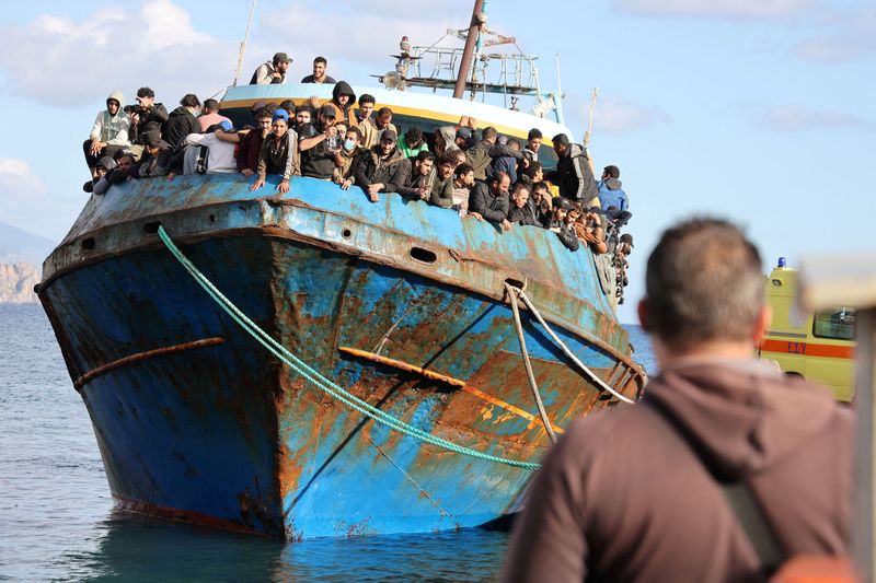 © Reuters. Migrantes a bordo de un barco de pesca en el puerto de Paleochora, luego de una operación de rescate frente a la isla de Creta, Grecia. 22 de noviembre, 2022. REUTERS/Stringer