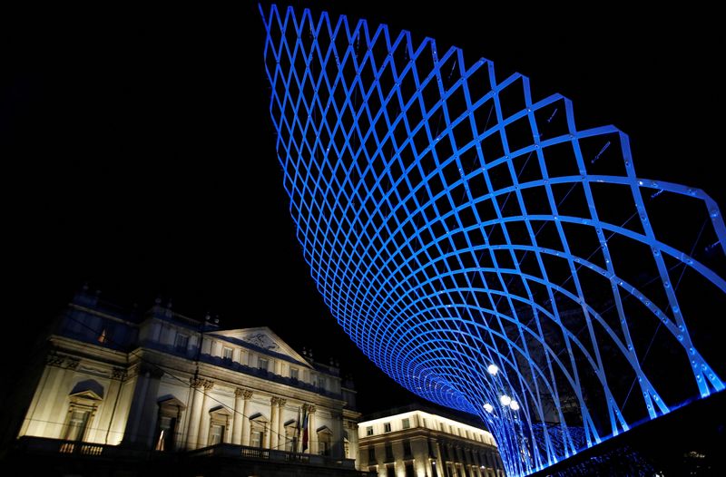 &copy; Reuters. FOTO DE ARCHIVO: Luces delante del teatro de La Scala durante la inauguración de la temporada en Milán, Italia. 7 de diciembre, 2019. REUTERS/Alessandro Garofalo/Archivo
