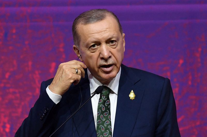 © Reuters. الرئيس التركي رجب طيب أردوغان خلال مؤتمر صحفي بقمة العشرين في بالي بإندونيسيا يوم    16 نوفمبر تشرين الثاني 2022. صورة لرويترز من المركز الإعلامي لقمة العشرين.
