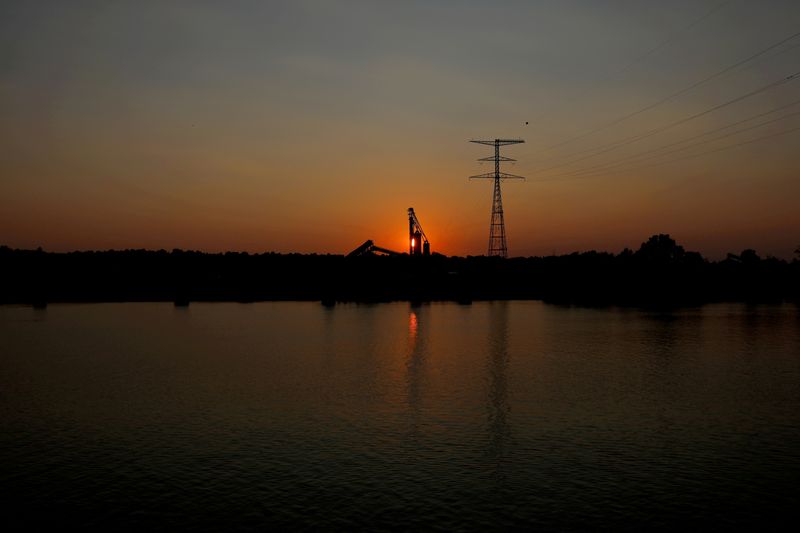 &copy; Reuters. FOTO DE ARCHIVO: El sol se pone detrás de los elevadores de granos en las instalaciones de Bunge Grain a lo largo del río Ohio en Owensboro, Kentucky, EEUU