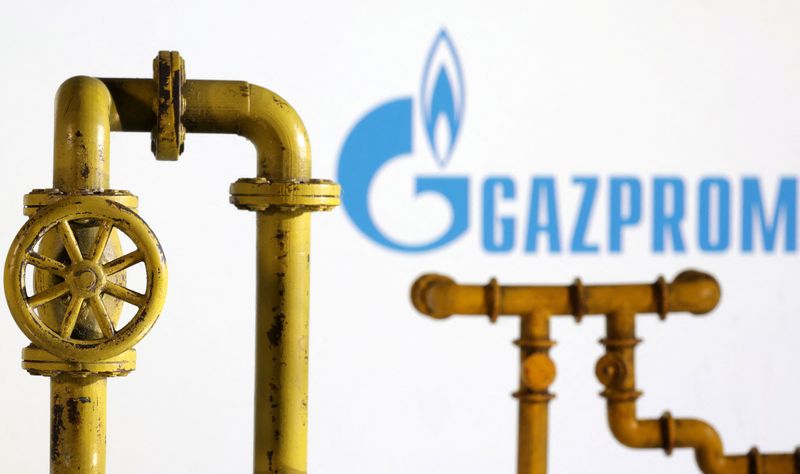 &copy; Reuters. FOTO DE ARCHIVO: Modelo de tubterías de gasoducto y logo de Gazprom