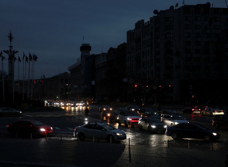 &copy; Reuters. وسط مدينة كييف في ظلام دامس بعد انقطاع الكهرباء نتيجة لهجمات صاروخية روسية يوم 24 أكتوبر تشرين الأول 2022. تصوير: جليب جارانيتش - رويترز. 