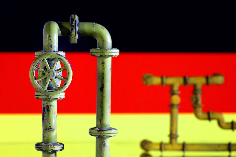 &copy; Reuters. FILE PHOTO: Model of natural gas pipeline and German flag, July 18, 2022. REUTERS/Dado Ruvic/Illustration/File Photo