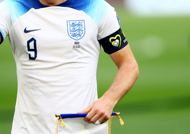 &copy; Reuters. Le footballeur anglais Harry Kane porte un brassard "One Love" avant un match de la Coupe du Monde de la FIFA, Qatar 2022, au Khalifa International Stadium, à Doha. /Photo prise le 21 novembre 2022/REUTERS/Hannah Mckay