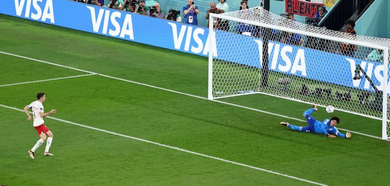 &copy; Reuters. Goleiro do México Guillermo Ochoa defende pênalti cobrado por atacante polonês Robert Lewandowski durante partida da Copa do Mundo
22/11/2022 REUTERS/Marko Djurica 