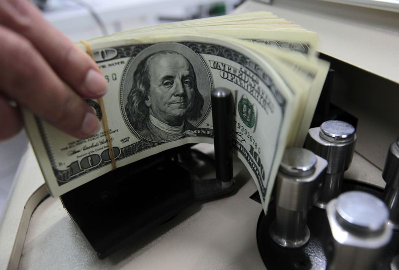 © Reuters. Bancário conta notas de dólar no Kasikornbank em Bangkok, Tailândia
12/10/2010
REUTERS/Sukree Sukplang