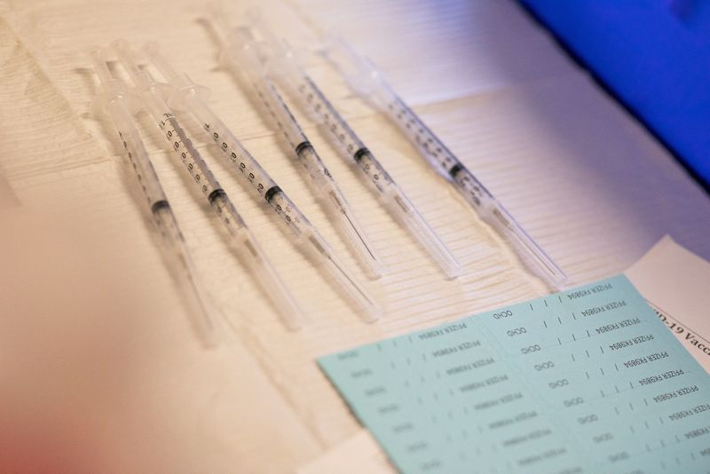 © Reuters. FILE PHOTO: Syringes ready to be administered to residents who are over 50 years old and immunocompromised and are eligible to receive their second booster shots of the coronavirus disease (COVID-19) vaccines are seen in Waterford, Michigan, U.S., April 8, 2022.  REUTERS/Emily Elconin/File Photo