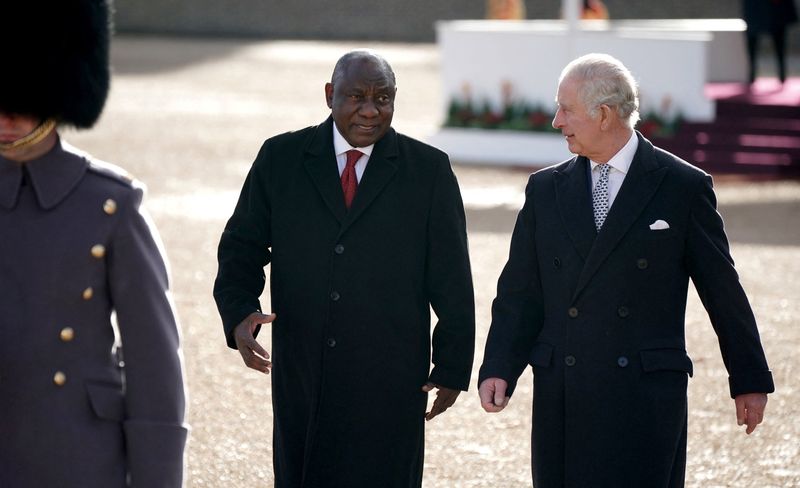 &copy; Reuters. الملك تشارلز الثالث خلال حفل استقبال رسمي لرئيس جنوب أفريقيا سيريل راموباسا في لندن يوم الثلاثاء. صورة لرويترز من ممثل لوكالات الأنباء.