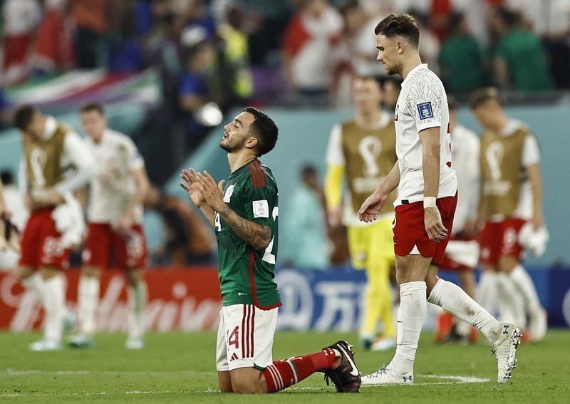 © Reuters. Grupo C- Mexico v Polonia - Estadio 974, Doha, Qatar - 22 de noviembre del  2022 . Mexicano Luis Chavez y el polaco Matty Cash reaccionan tras el partido REUTERS/Hamad I Mohammed