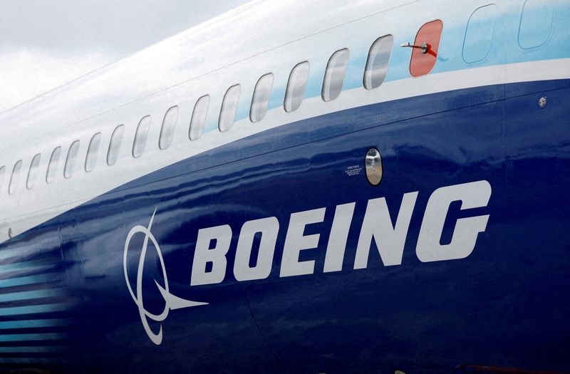 © Reuters. Logo da Boeing é visto na lateral de um Boeing 737 MAX, no Farnborough International Airshow, em Farnborough, Reino Unido. 20/07/2022.  REUTERS/Peter Cziborra