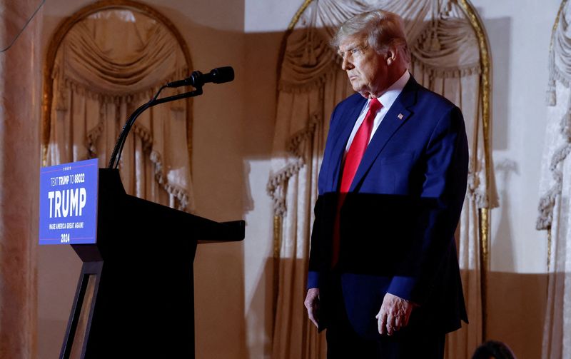 © Reuters. FOTO DE ARCHIVO: Ex presidente de EEUU Donald Trump en Palm Beach, Florida, EEUU, 15 noviembre del 2022. REUTERS/Jonathan Ernst/Foto de Archivo