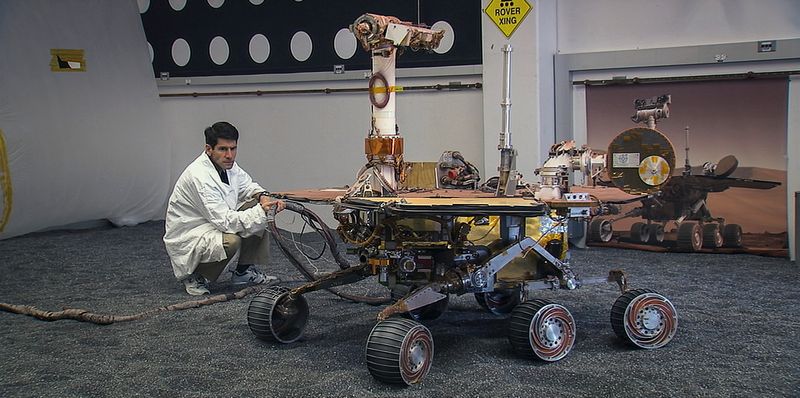 © Reuters. Engenheiro olha para o rover de marte Opportunity na NASA JPL em Pasadena, Califórnia
 Amazon Studios/Cortesia via REUTERS