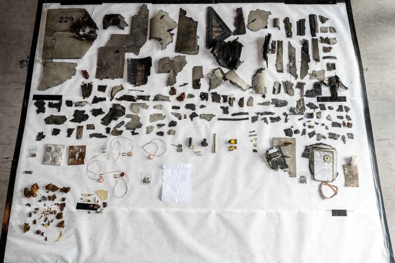 © Reuters. Debris fragments collected as evidence by a U.S. Navy explosive ordnance disposal team aboard M/T Pacific Zircon from an Iranian-made Shahed-136 unmanned aerial vehicle, according to U.S. Navy, are seen in this photo taken on November 16, 2022 and released by U.S.Navy on November 22, 2022. Mark Thomas Mahmod/U.S. Navy Central Command/Handout via REUTERS 