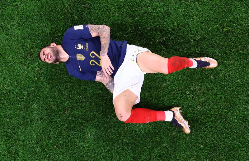 © Reuters. هرنانديز مدافع فرنسا على الأرض متألما إثر إصابة في الركبة خلال مباراة امام أستراليا بكأس العالم لكرة القدم يوم الثلاثاء. تصوير: فابريزيو بنش - رويترز. 