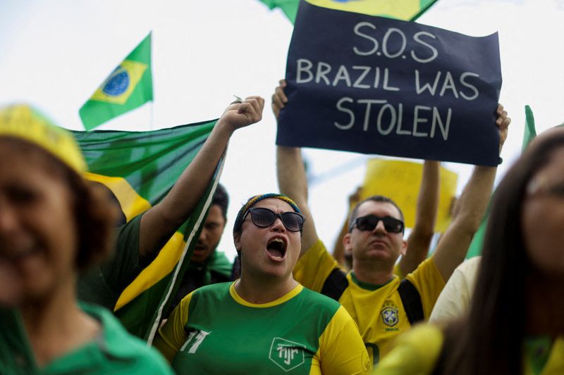 &copy; Reuters. Manifestantes protestam em frente a quartel militar no Rio de Janeiro contra a derrota de Bolsonaro
06/11/2022
REUTERS/Pilar Olivares