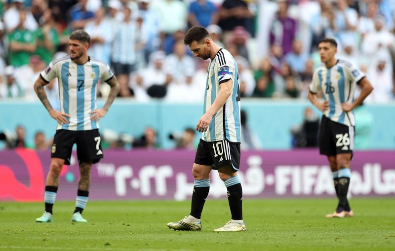&copy; Reuters. 　サッカーのワールドカップ（Ｗ杯）カタール大会は２２日、１次リーグの試合を行い、Ｃ組ではアルゼンチンがサウジアラビアに１─２で敗れた。写真はアルゼンチンの選手たち（２０２