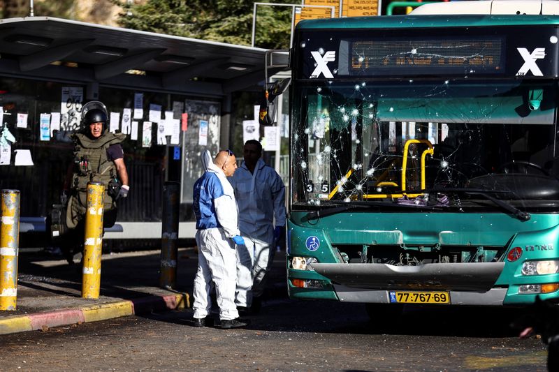 &copy; Reuters. خبير مفرقعات وشرطي إسرائيلي بجوار حافلة تضررت في أعقاب انفجار بالقرب من محطة حافلات في القدس يوم الأربعاء. تصوير: رونين زفولون - رويترز