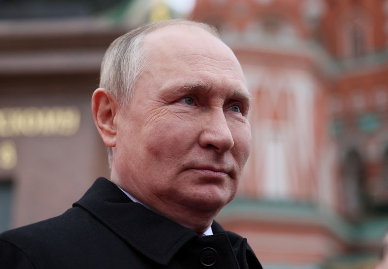 &copy; Reuters. الرئيس الروسي فلاديمير بوتين في وسط موسكو في الرابع من نوفمبر تشرين الثاني 2022. صورة لرويترز من وكالة أنباء سبوتنيك. 