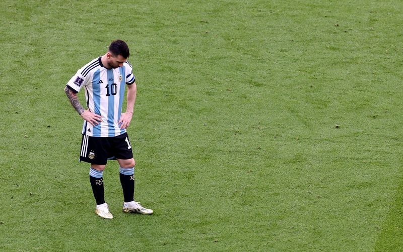 &copy; Reuters. الأرجنتيني ليونيل ميسي بعدما تلقى مرمى فريقه الهدف الأول من السعودية خلال مباراة بين الفريقين في نهائيات كأس العالم لكرة القدم في لوسيل بقط