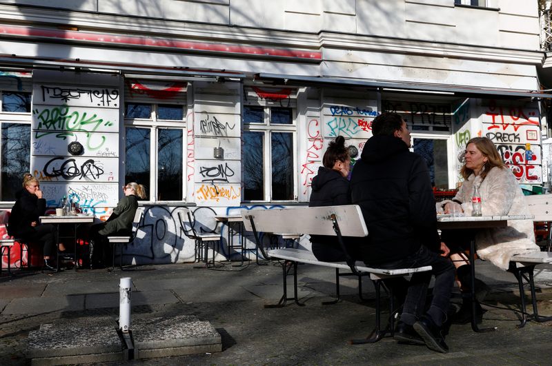 &copy; Reuters. FILE PHOTO: People eat outside a restaurant during the outbreak of coronavirus disease (COVID-19) in Berlin, Germany, March 17, 2020.    REUTERS/Michele Tantussi