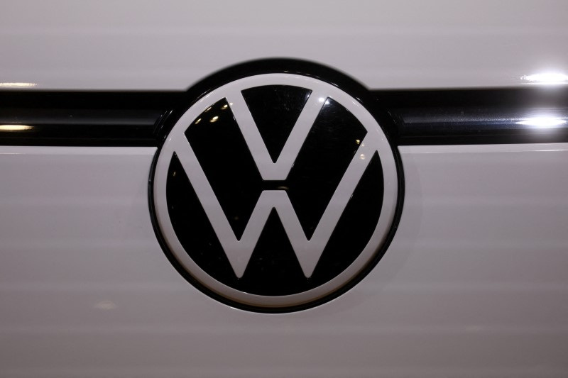 &copy; Reuters. Il logo Volkswagen al Salone internazionale dell'Automobile a New York. REUTERS/Brendan McDermid/